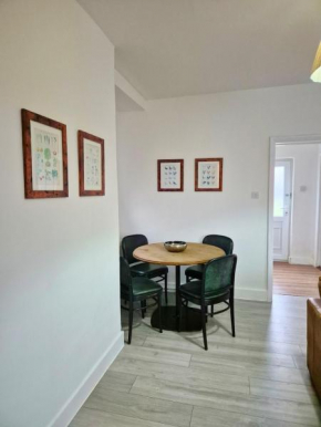 Ground floor apartment close to the train station and town centre - By ShireStays